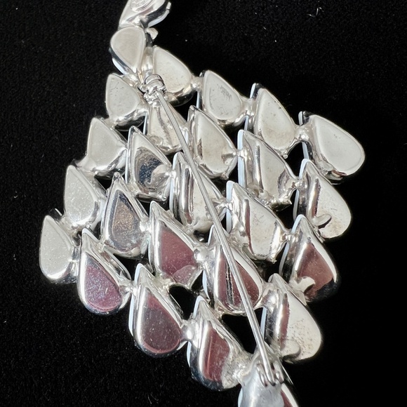 Vintage Kramer of New York Brooch – White Milk Glass & Rhinestones Mid Century - Picture 8 of 8